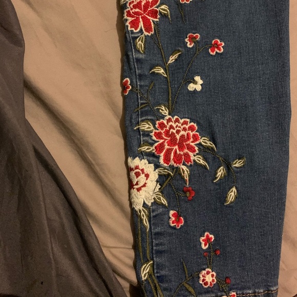 Flower Embroidered faded blue jeans - Picture 5 of 5